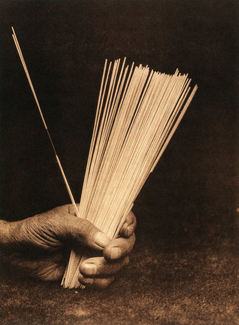 Nærbillede af hånden på en indianer fra Hupa-stammen eller -landsbyen, der holder spådomsstave af Edward Sheriff Curtis