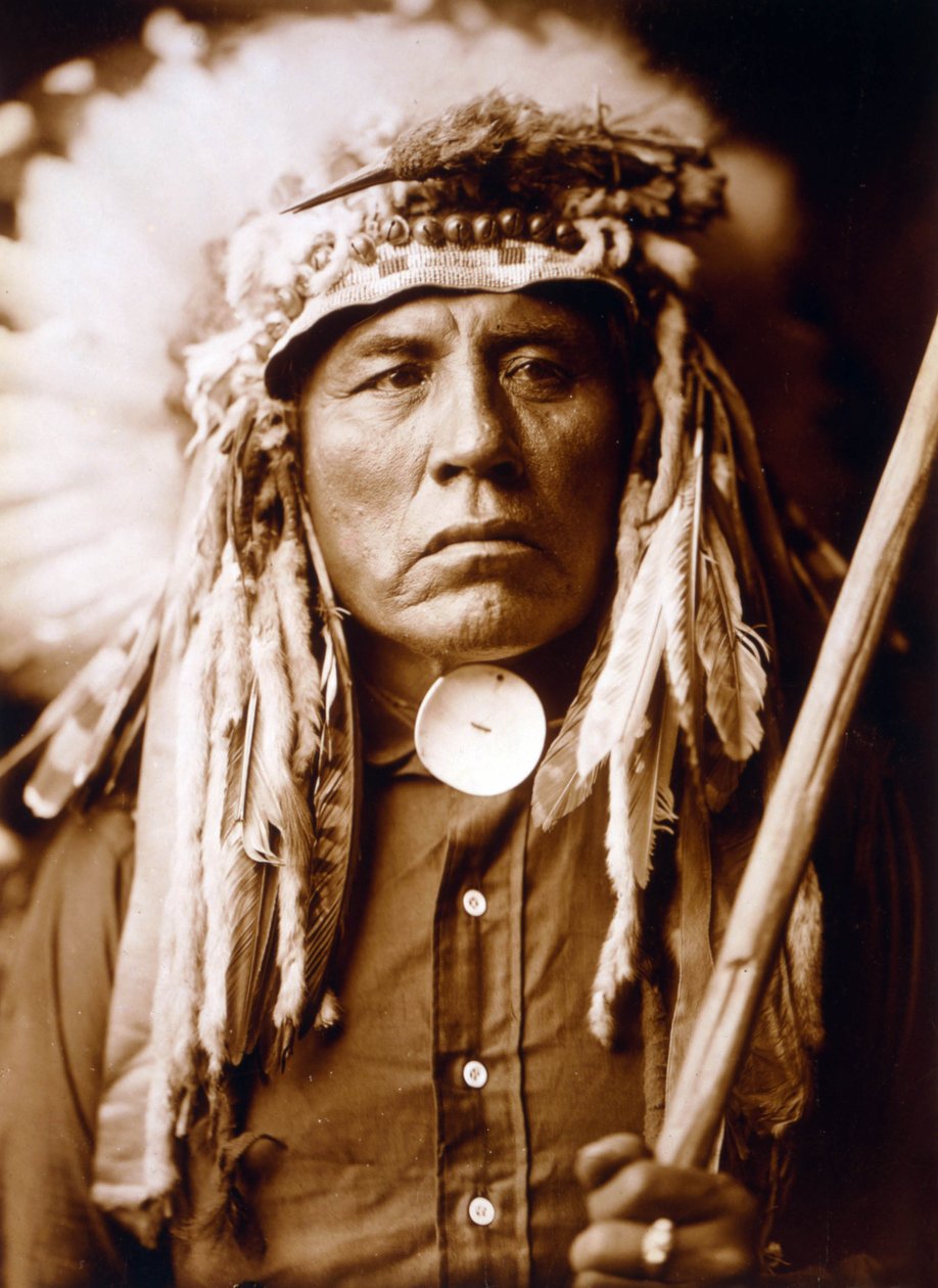 Curley, Apsaroke-mand, iført hovedbeklædning, ca. 1905, foto Edward S. Curtis af Edward Sheriff Curtis