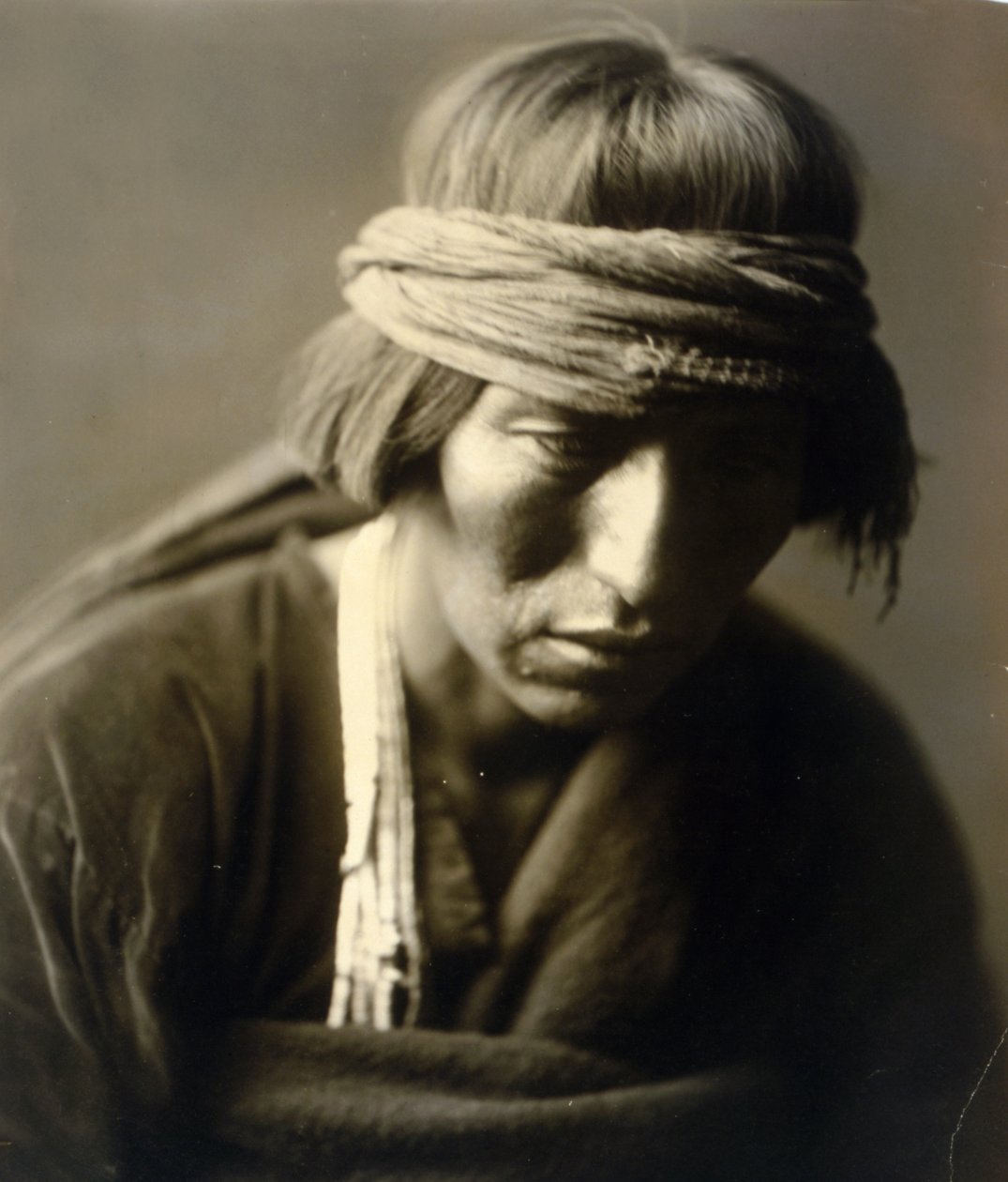 Hastobiga, Navaho Medicine Man af Edward Sheriff Curtis