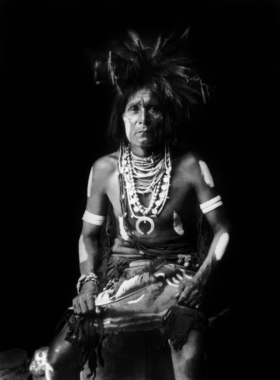 Hopi indianer, iført en Naja om halsen, foto af Edward S. Curtis, ca. 1921 af Edward Sheriff Curtis
