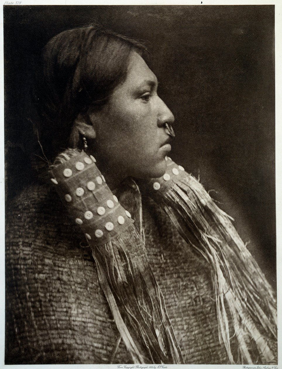 Indians of America: portræt af en indisk pige, der bærer en piercing i næsen af Edward Sheriff Curtis