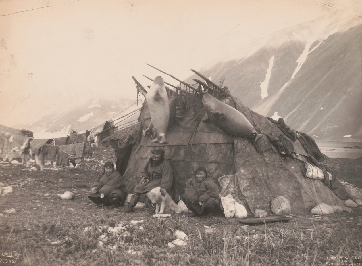 Inuit hytte og familie, ca. 1899 (s/h foto) af Edward Sheriff Curtis