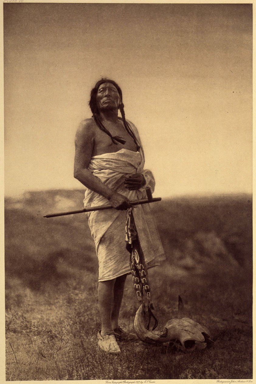 Mandlig læge. Sandsynligvis Sioux, blæksprutte i hånden og bøffelkranie har sine fødder. Foto taget fra bind 3 af Edward S. Curtis