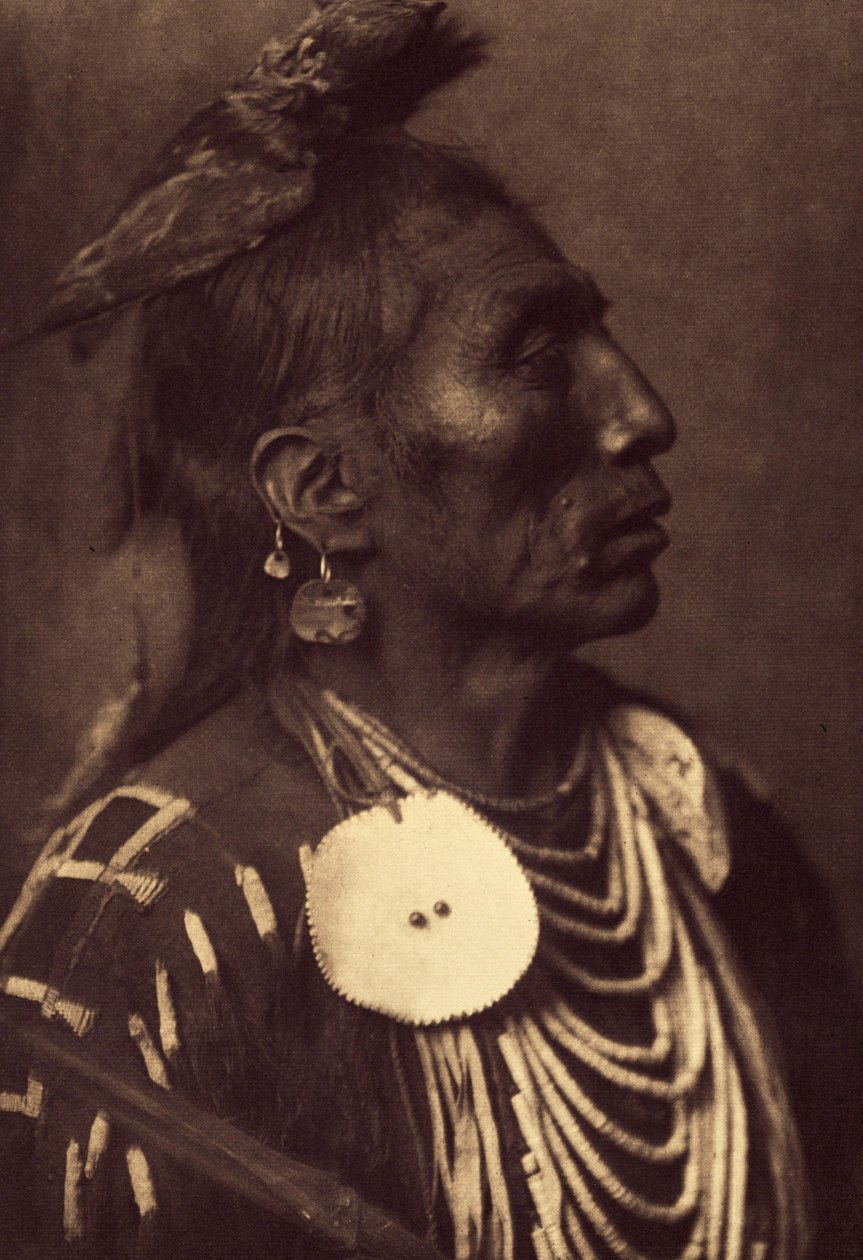 Medicin krage, Apsaroke. Falken bundet til hovedet er en måde at bære symbolet på sin skytsånd på. Foto taget fra bind 4 af encyklopædien udgivet af Edward S. Curtis (1868-1952) om indianerne i Nordamerika, med et forord af Theodor af Edward Sheriff Curtis
