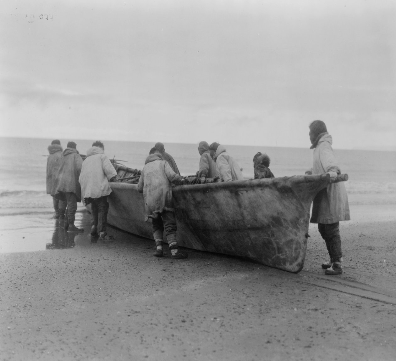 Indfødte amerikanere søsætter en hvalbåd ved Cape Prince of Wales, Alaska, ca. 1929 (s/h-foto) af Edward Sheriff Curtis