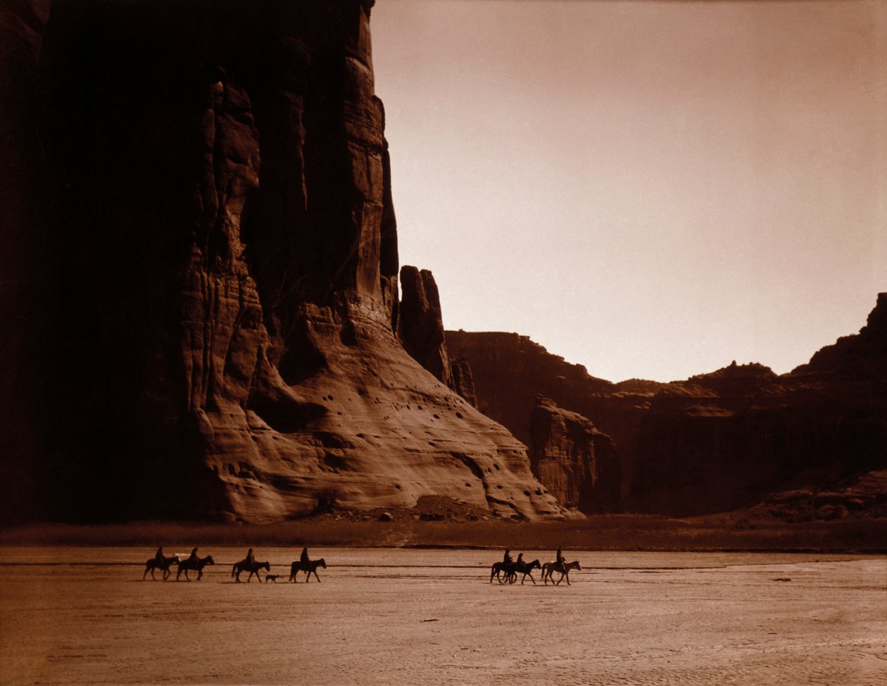Navajo Riders af Edward S. Curtis, ca. 1904 (tonet sølvtryk) af Edward Sheriff Curtis