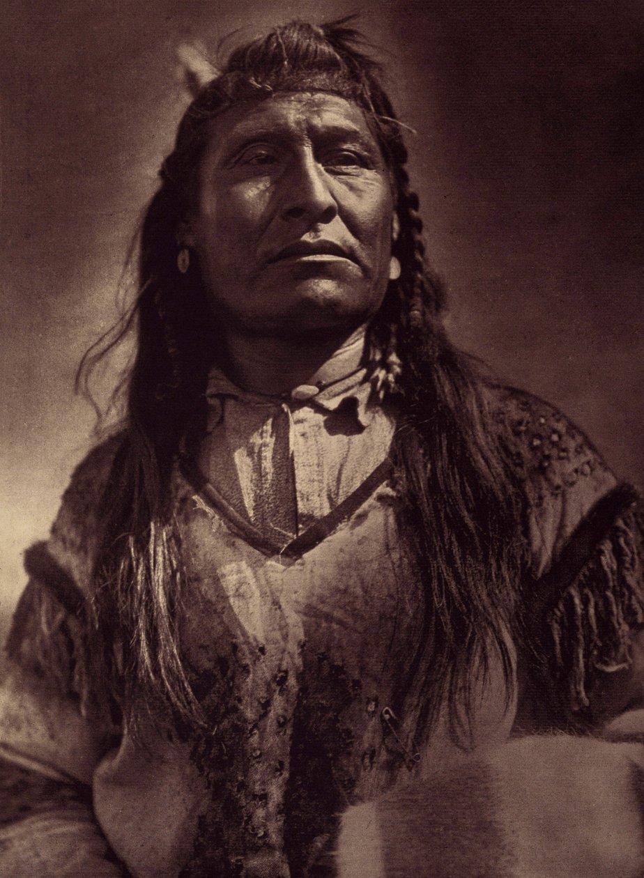 New Chest, indisk Piegan. Foto taget fra bind 6 af encyklopædien udgivet af Edward S. Curtis (1868-1952) om indianerne i Nordamerika, med et forord af Theodore Roosevelt. Mellem 1907 og 1930 udkom 20 bind. af Edward Sheriff Curtis