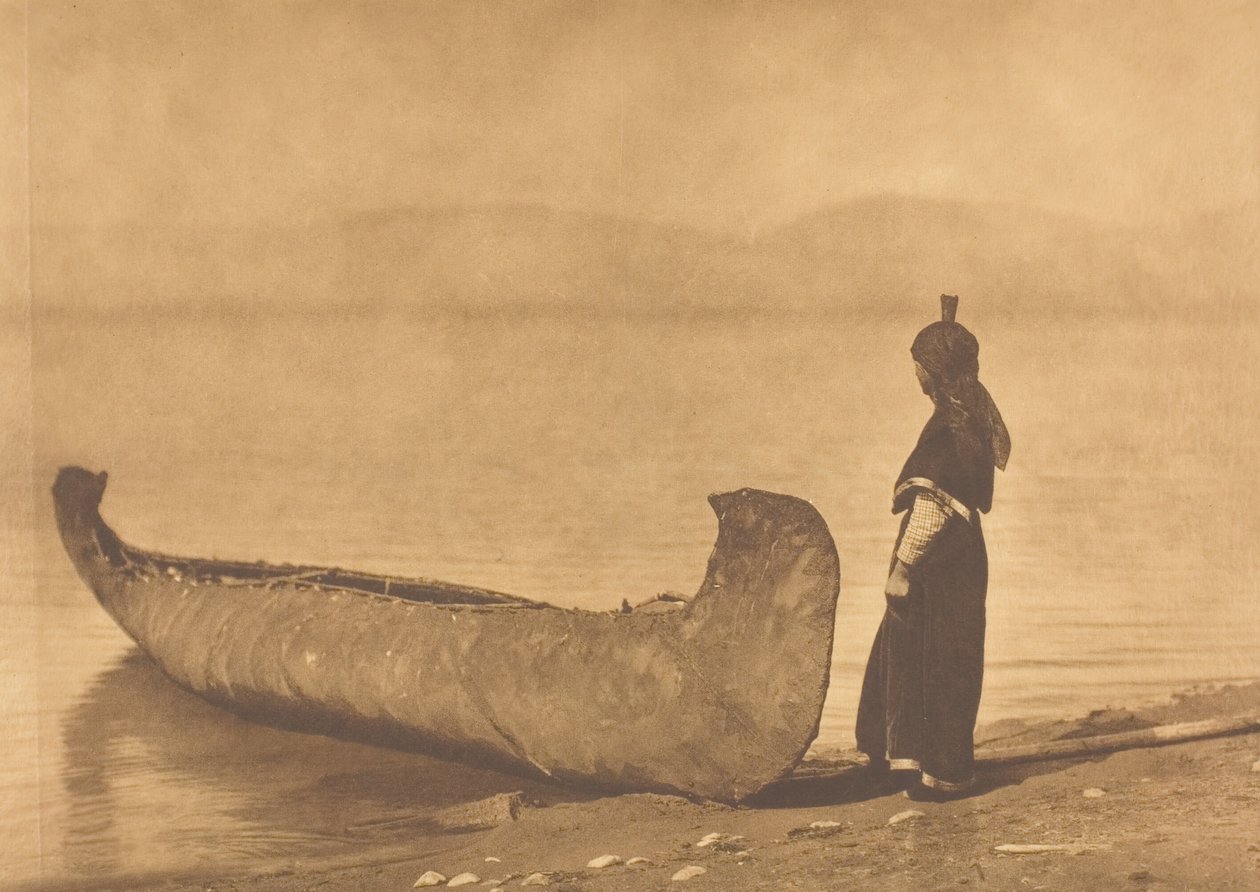 På bredden af søen - Kutenai, 1910. af Edward Sheriff Curtis