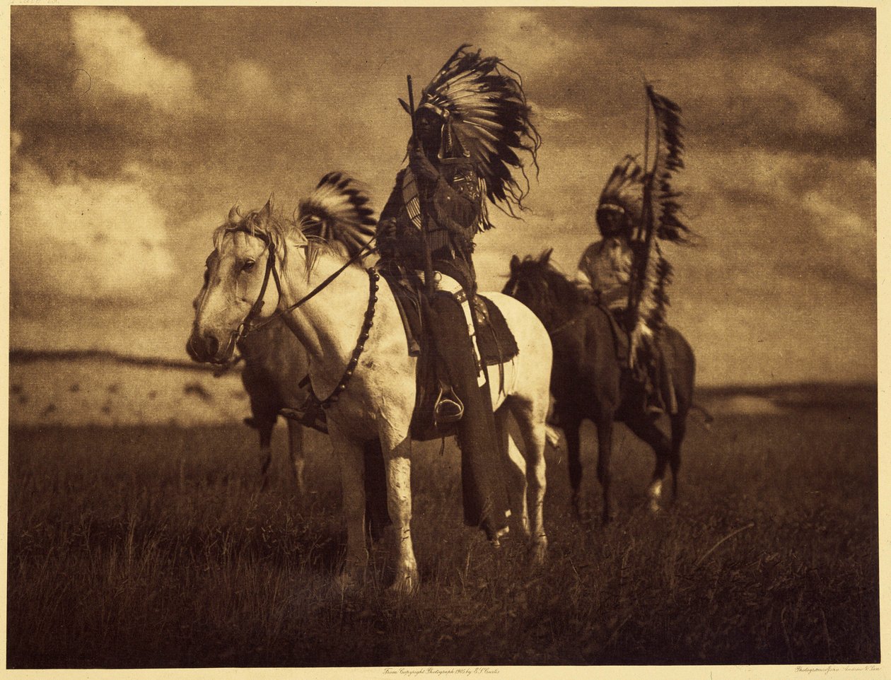 Sioux-høvdinge. Meget ofte dannede to eller tre mænd en krigstroppe og rejste i uger eller måneder. Nogle gange kom de tilbage med hovedbund, heste eller kvinder. Så, uanset dens størrelse, vidste krigstroppen nederlag, og der var ingen overlevende at fort af Edward Sheriff Curtis