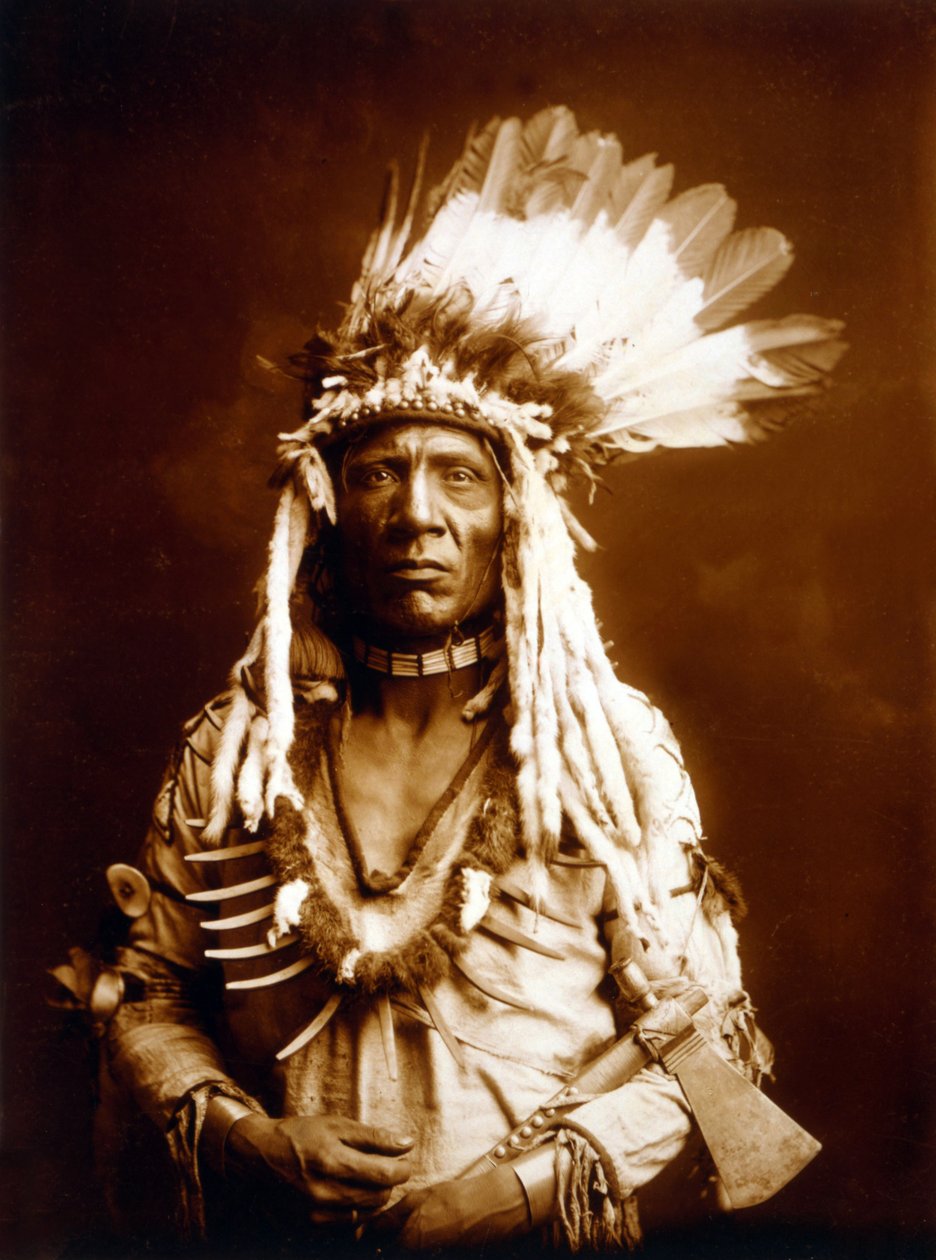 Væselhale, Piegan, med en Tomahawk, ca. 1900, foto Edward S. Curtis af Edward Sheriff Curtis