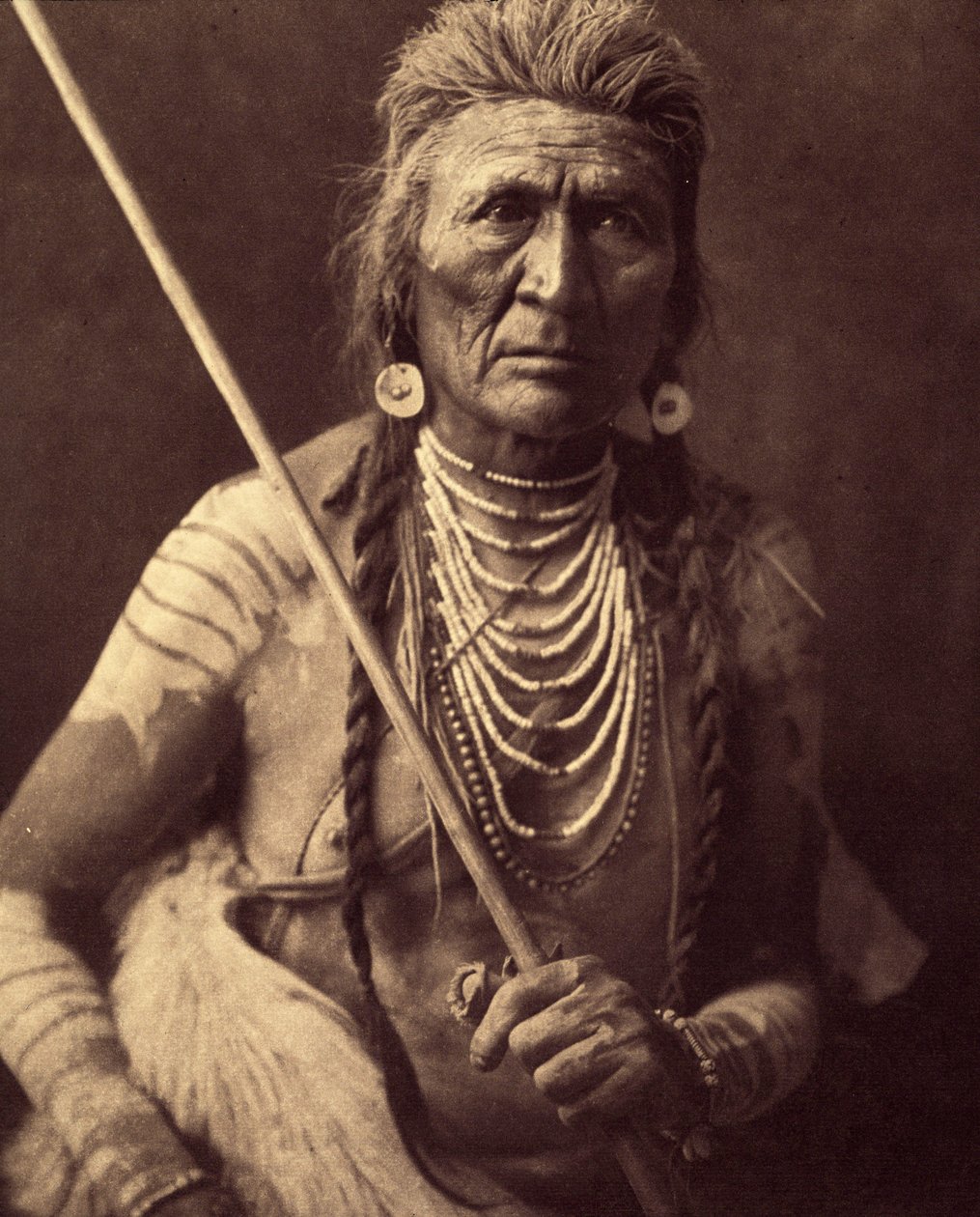 Ulv, indisk Apsaroke (Wolf - Apsaroke også nogle gange skrevet Absaroke) Foto taget fra bind 4 af encyklopædien udgivet af Edward S. Curtis (1868-1952) om indianerne i Nordamerika, med et forord af Theodore Roosevelt. Mellem 1907 og 1930, 2 af Edward Sheriff Curtis