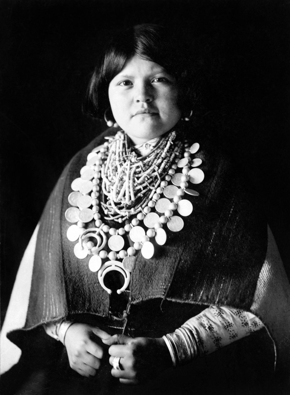 Ung indisk kvinde iført Zuni-pynt, ca. 1903, foto Edward S. Curtis af Edward Sheriff Curtis