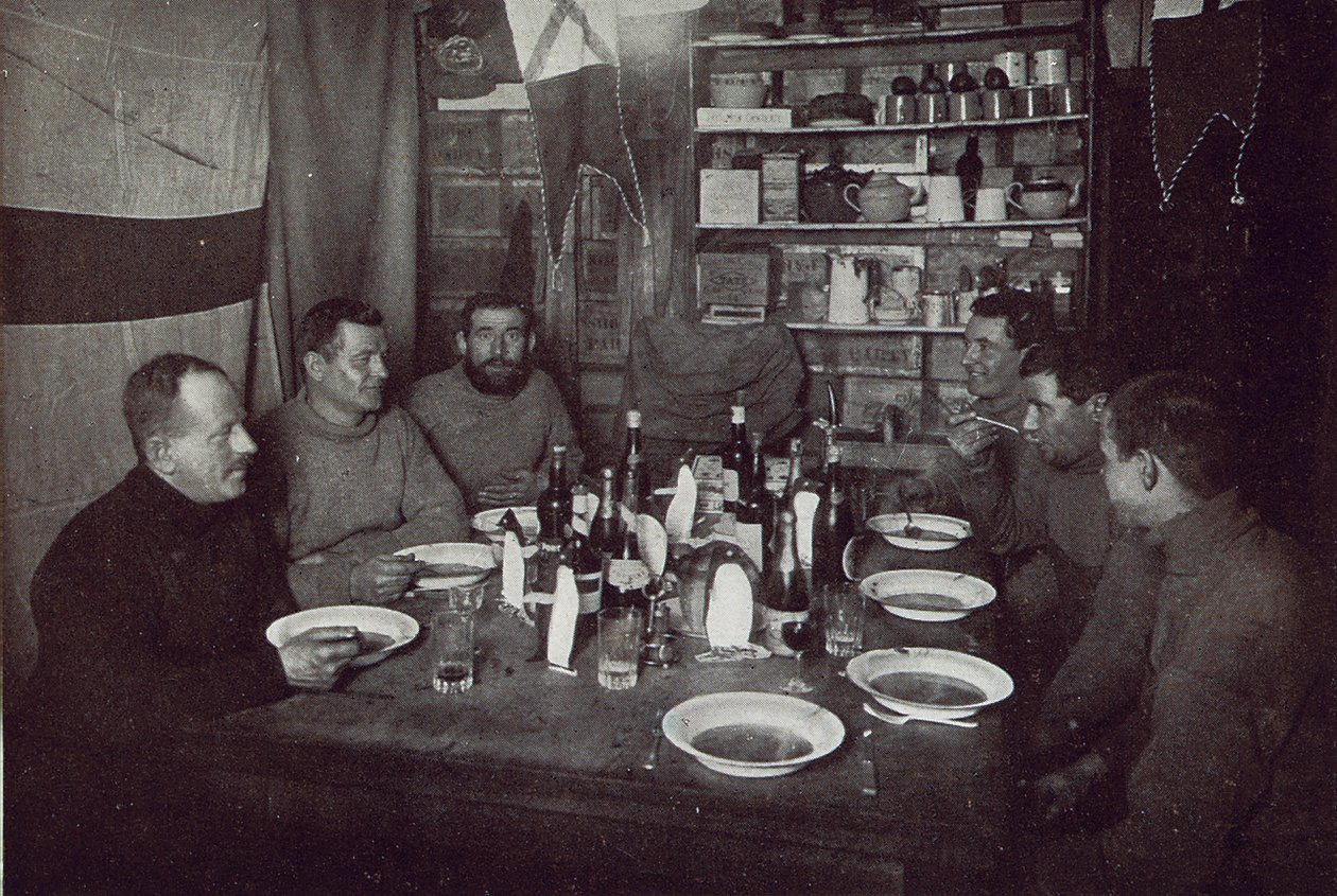 Mændene, Midvinterdagsmiddag, British Antarctic Expedition, Cape Evans, 22. juni 1912 (s/h-foto) af Edward W. Nelson