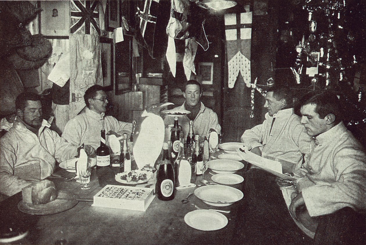 Officererne, Midvinterdagsmiddag, British Antarctic Expedition, Cape Evans, 22. juni 1912 (s/h-foto) af Edward W. Nelson