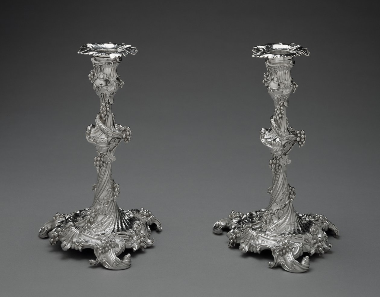 Et par lysestager, ca. 1755-56 (sølv) af Edward Wakelin