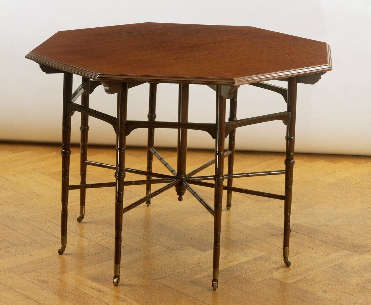 Ottekantet bord, fremstillet af Collinson og Lock, ca. 1875 (mahogni) af Edward William Godwin