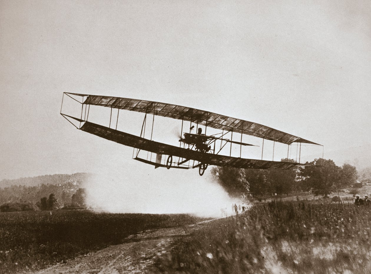 Den amerikanske flyver Glenn Curtiss lavede den første flyvning tungere end luften i sin 