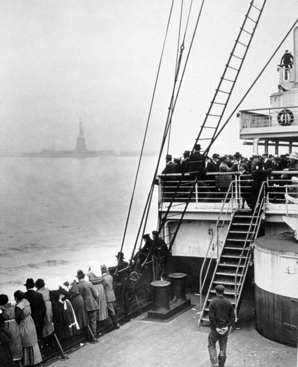 Ankomst af immigranter til Ellis Island, New York, foto af Edwin Levick, ca. 1905 af Edwin Levick