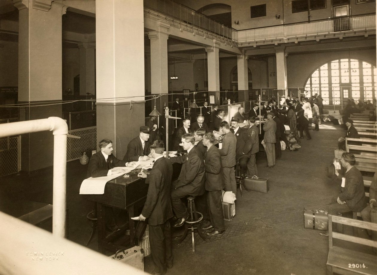 Immigranter bliver registreret i Main Hall, U. S. Immigration Station, 1902-10 af Edwin Levick
