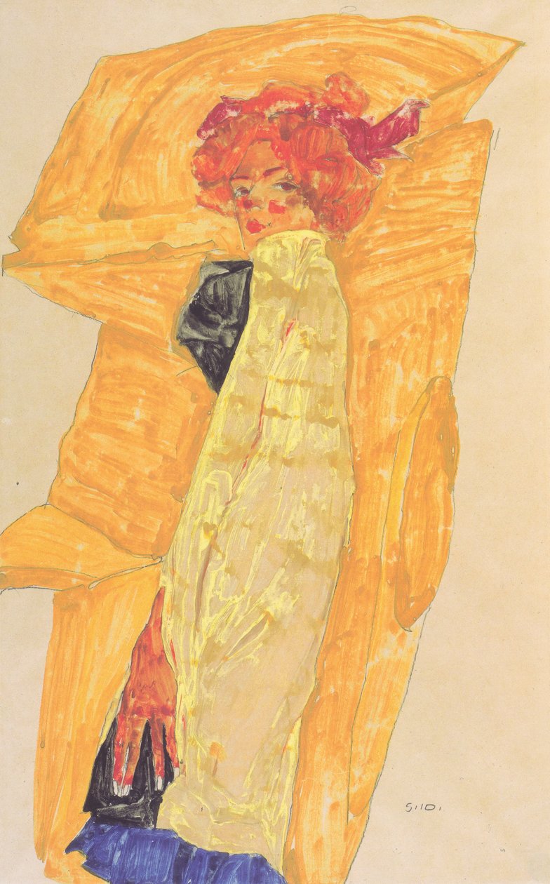 Gerti foran okerfarvet draperi af Egon Schiele