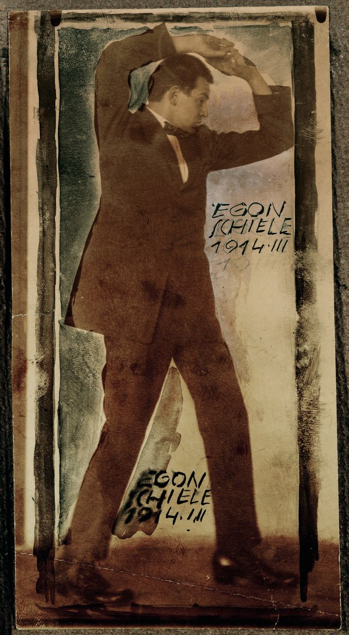 Egon Schiele med løftede arme ... (foto) af Egon Schiele