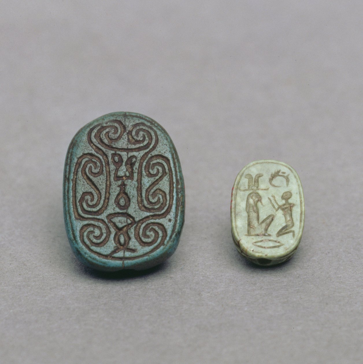 (L-R) Ægyptisk skarabéamulet af fajance, anden mellemperiode, 13.-17. dynasti, ca. 1650 f.Kr.; grøn feldspat skarabé amulet, sen periode, 26. dynasti, ca. 600 f.Kr. af Egyptian
