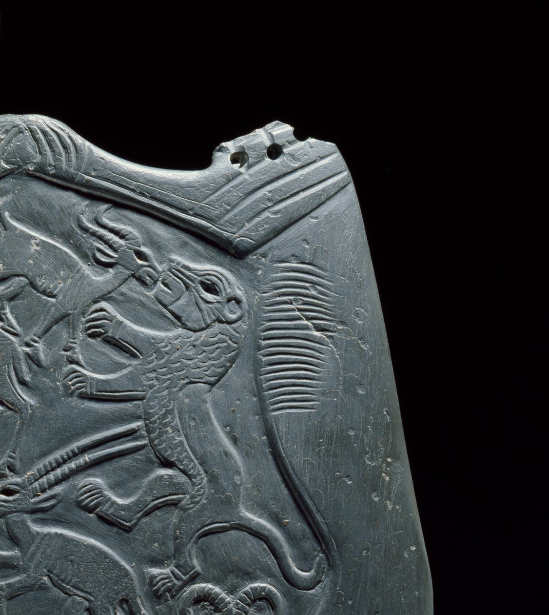 Ceremoniel palet med et reservoir til maling af øjenfarve, omgivet af udskårne dyr, fra hoveddepotet, Hierakonpolis, Egypten, ca. 3000 f.Kr. skifer detalje af 114264 af Egyptian