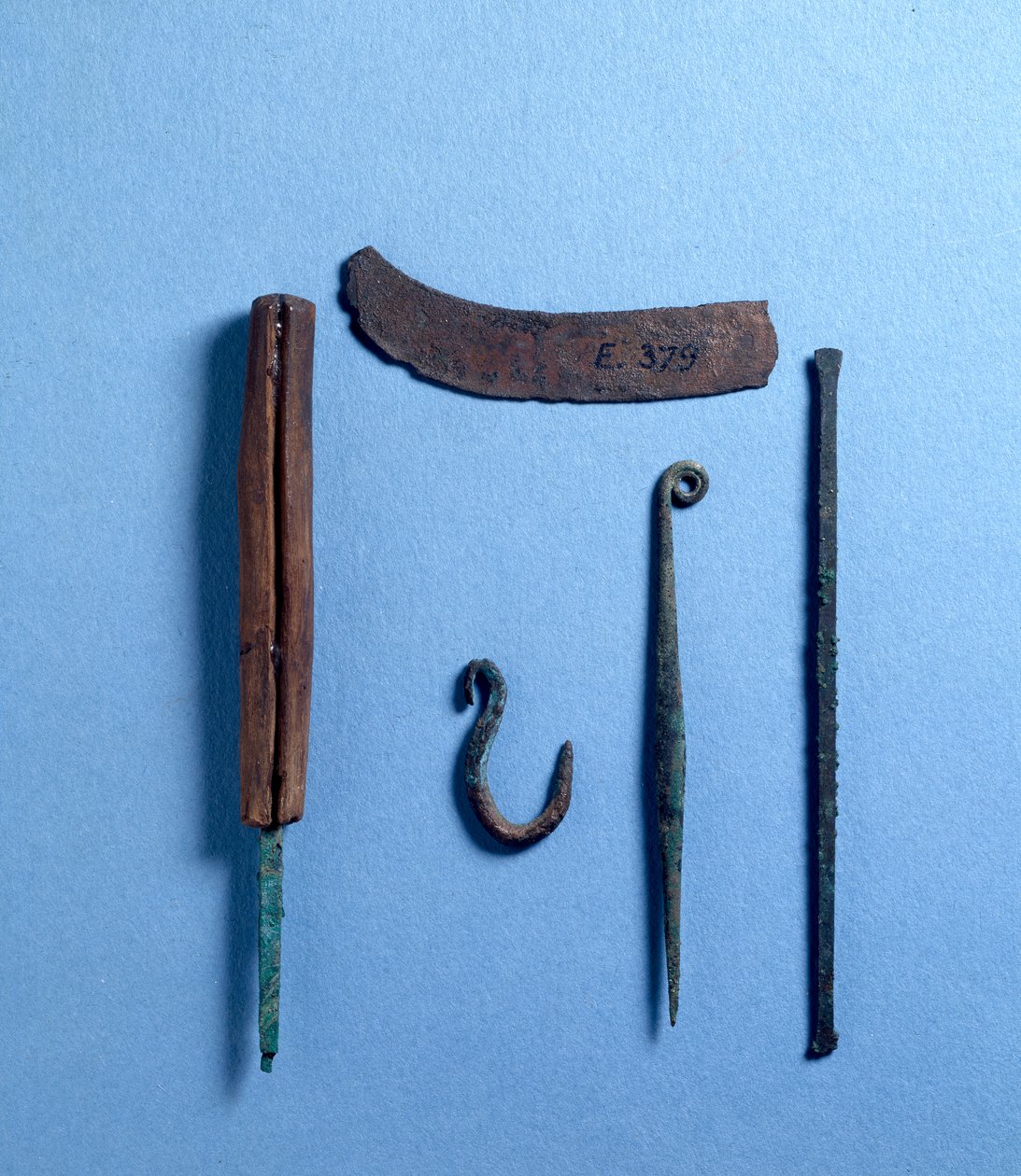 Mejsel, syl, kniv og fiskekrog (kobber) af Egyptian