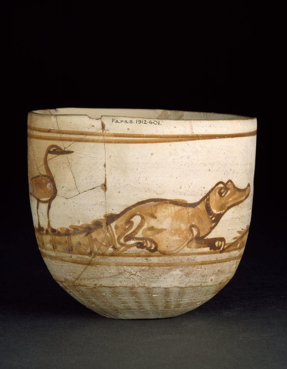 Kop dekoreret i rødt med en scene af to krokodiller med fugle på halen, 101-300 (brændt nilslam, hvidvasket og malet) af Egyptian