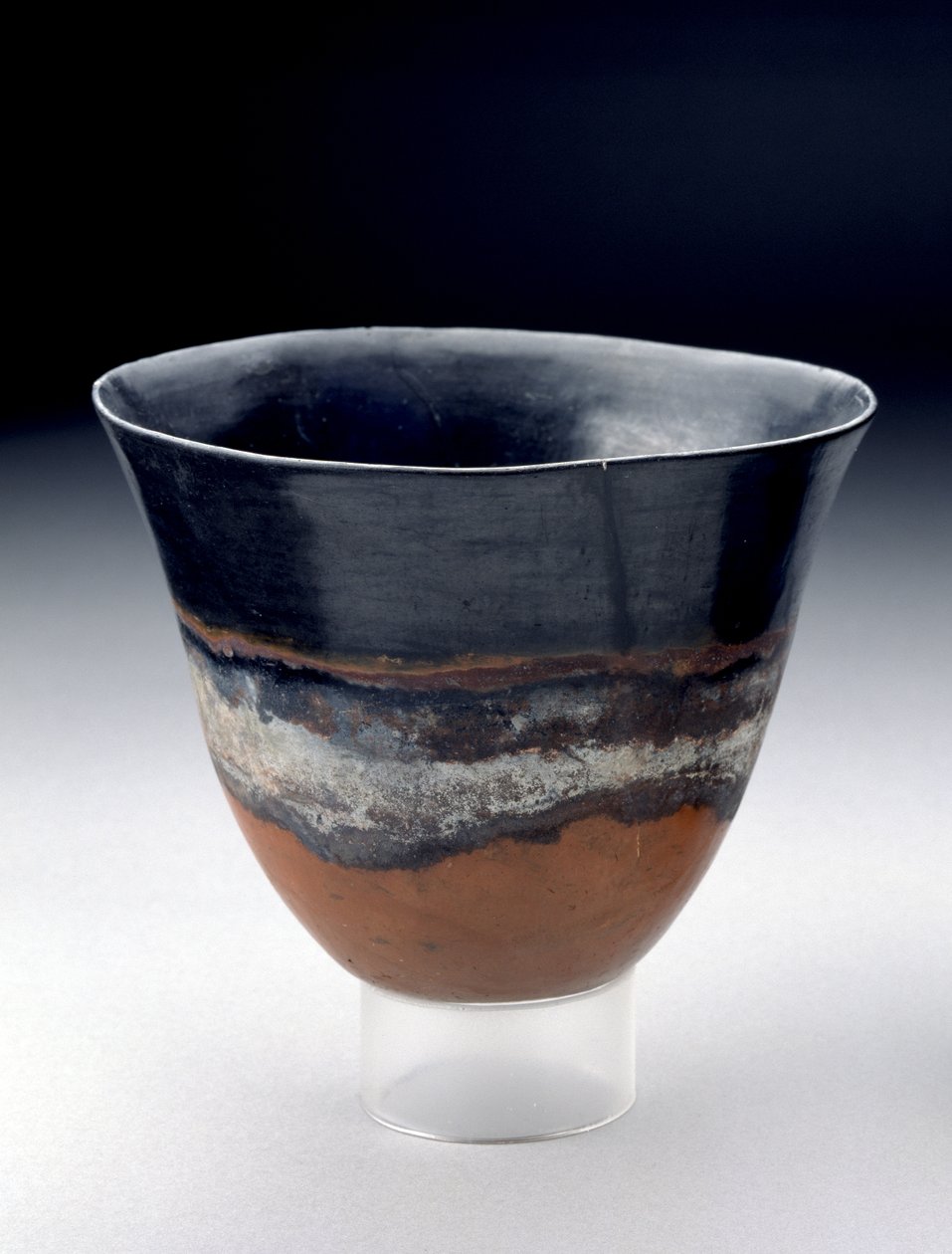 Dyb skål med lyse rød og sort yderside adskilt af et hvidt bånd, kerma bæger, 13.-14. dynasti, ca. 1755-1640 f.Kr. (brændt ler) af Egyptian