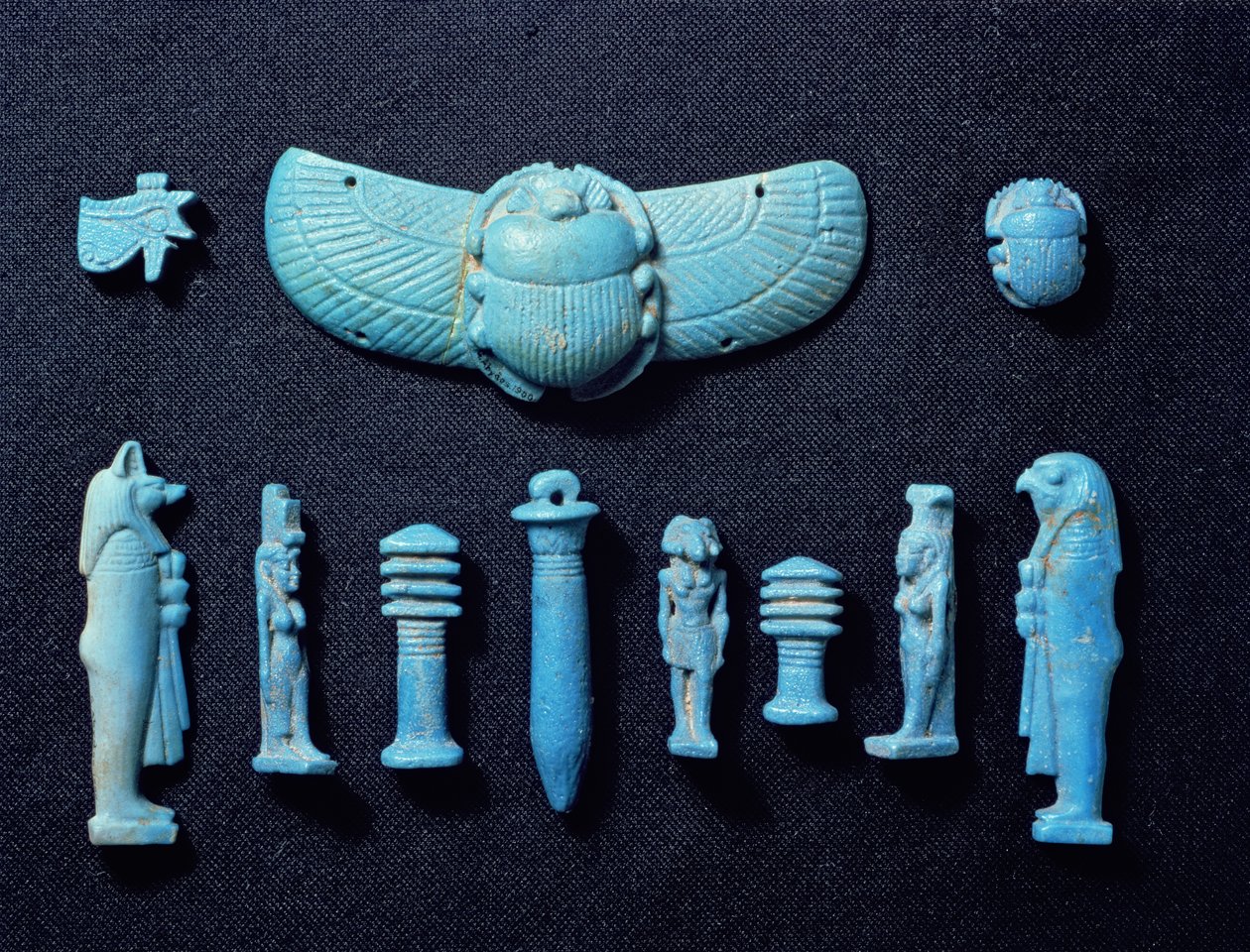 Egyptiske amuletter, fra Abydos, sandsynligvis 18. dynasti, New Kingdom, ca. 1555-1337 f.Kr. (fajance blåglaseret keramik) af Egyptian