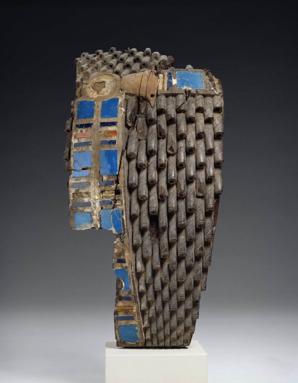 Fragment af en kongelig paryk skulptureret i træ, 18.-19. dynasti, ca. 1540-1190 f.Kr. (træ, fajance, råskind, karneol) af Egyptian