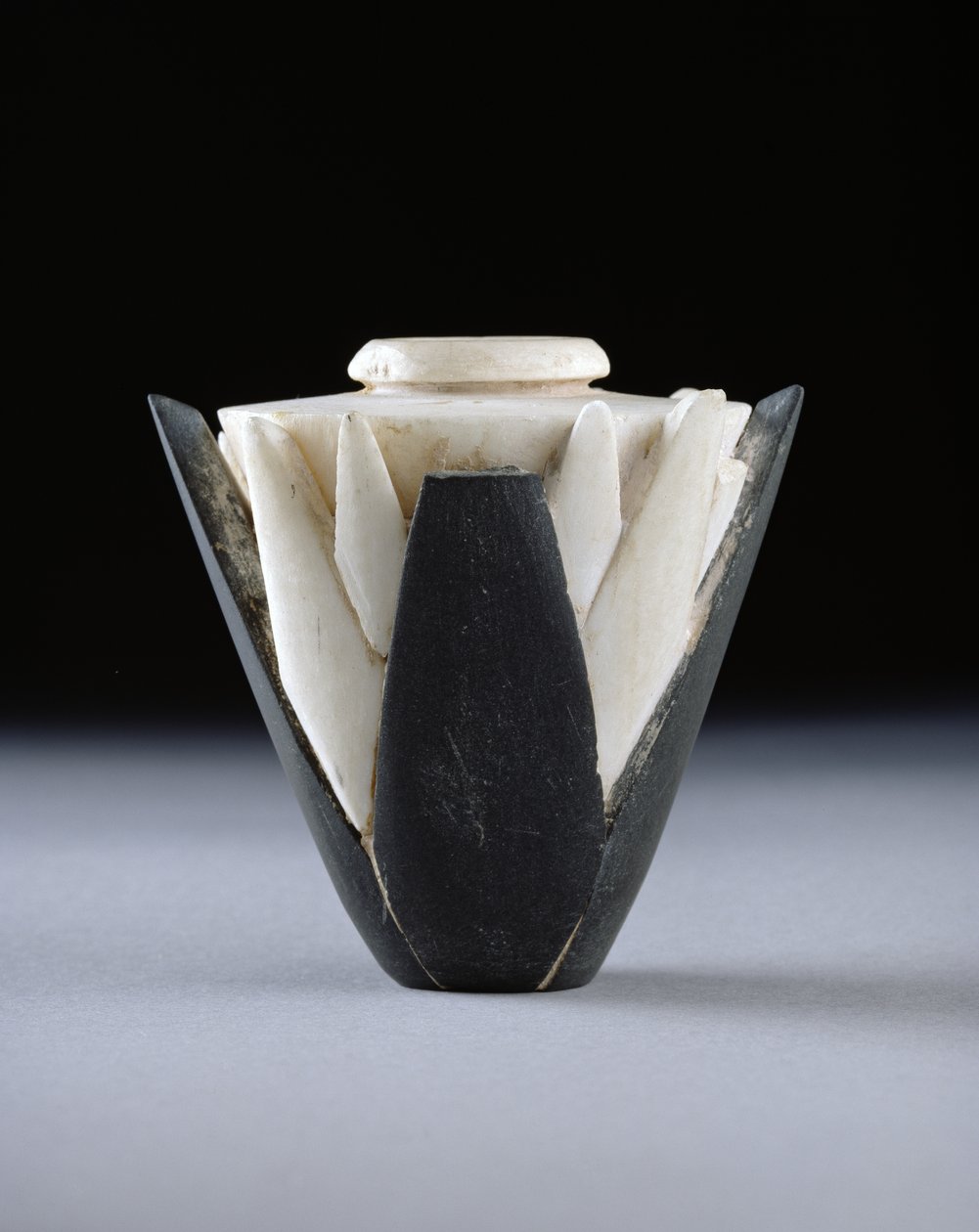 Lotuskrukke, tidlig dynastisk periode (c.2950-c.2575) (travertin, argillit og gips) af Egyptian
