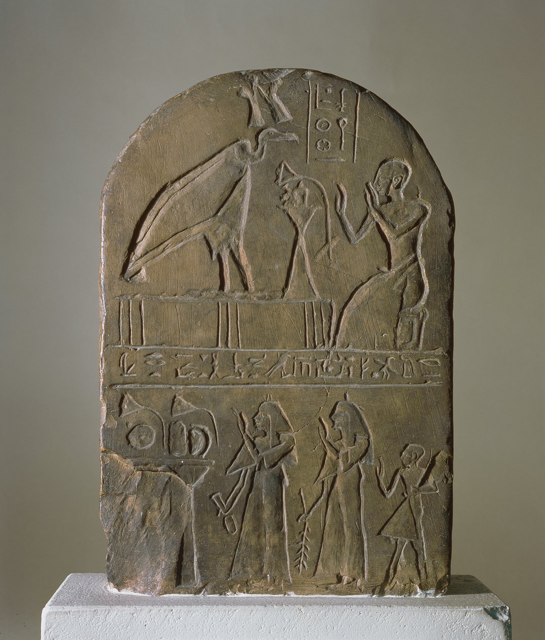Stela af gribbegudinden Nekhbet af Nekheb (moderne El-Kab) dedikeret af en præst fra Horus Behdety-templet, som er vist i det øverste register, fundet ved Edfu (kalksten) af Egyptian