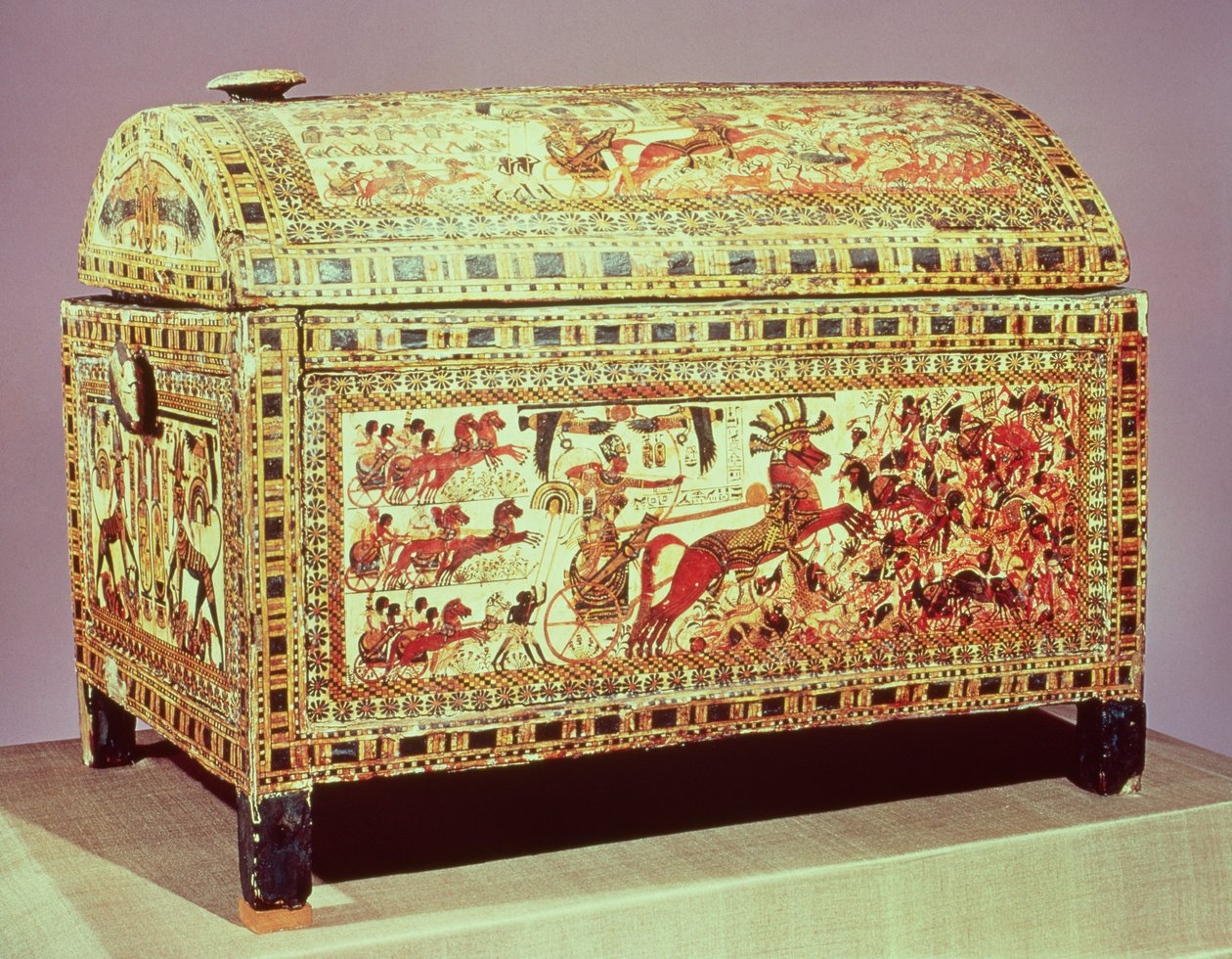 Tutankhamon (ca. 1370-1352 f.Kr.) på sin stridsvogn, der angriber asiater, side af en kiste, Det Nye Rige, ca. 1340 f.Kr. (malet træ) (se også 192484) af Egyptian