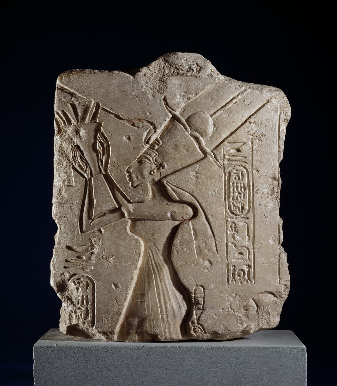Søjlerelieffragment af dronning Nefertiti, New Kingdom (kalksten) af Egyptian 18th Dynasty