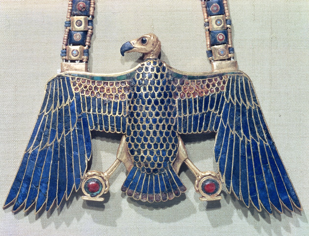Halskæde med grib vedhæng, fra Tutankhamons grav (ca. 1370-52 f.Kr.) New Kingdom (guld belagt med lapis lazuli og cornelian) af Egyptian 18th Dynasty