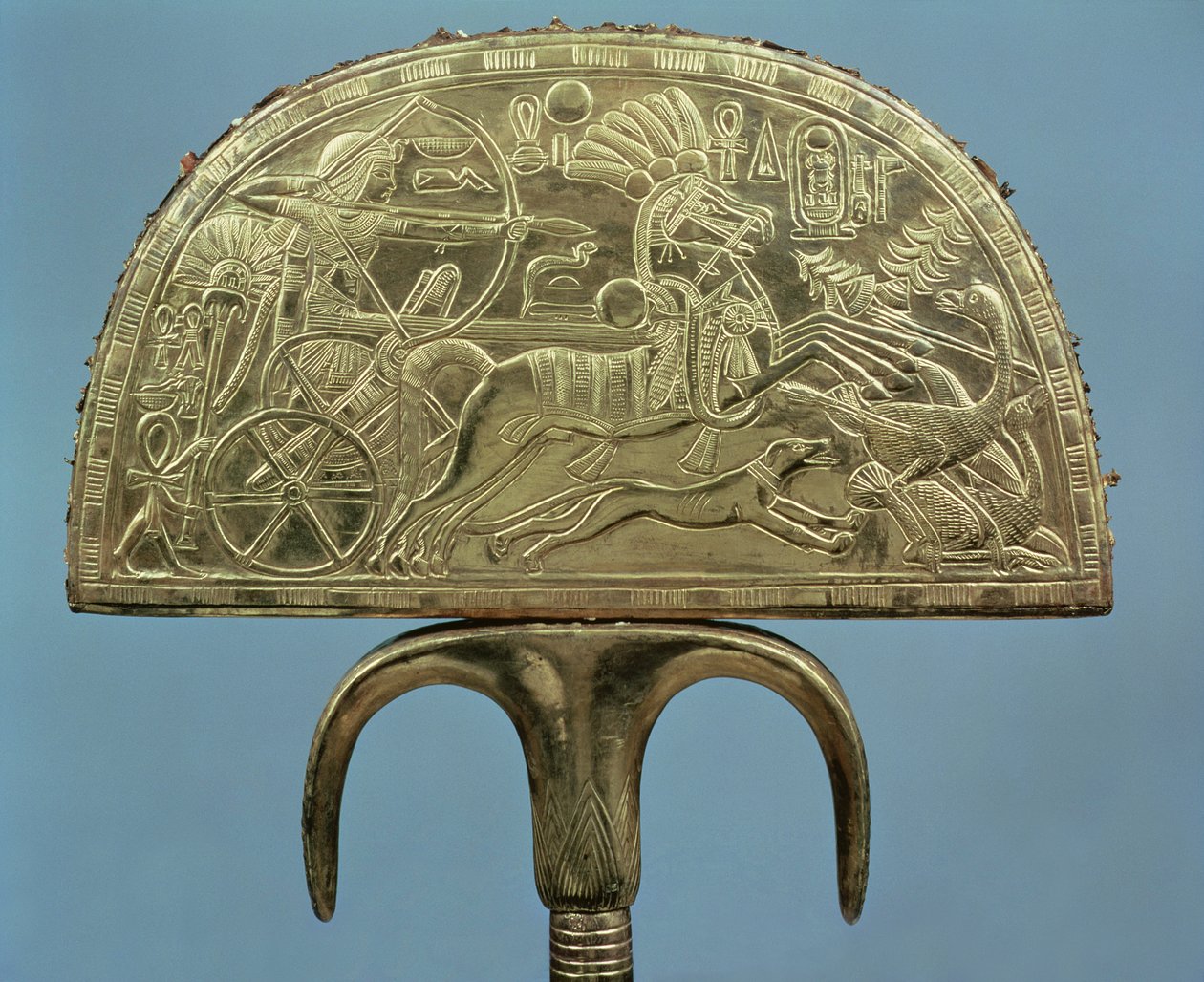Strudsefjervifte fra Tutankhamons grav (ca. 1370-1352 f.Kr.) New Kingdom (træ dækket med pladeguld) (se også 227989) af Egyptian 18th Dynasty