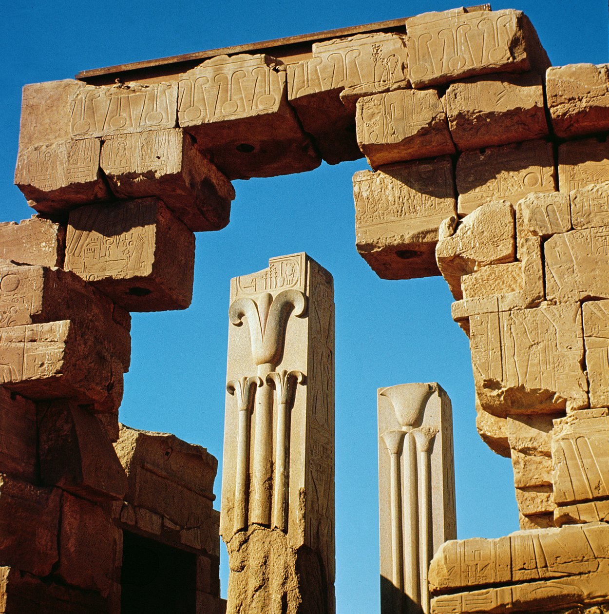 Søjler dekoreret med stiliserede lotus- og papyrusplanter fra komplekset Great Temple of Amun, New Kingdom af Egyptian 18th Dynasty
