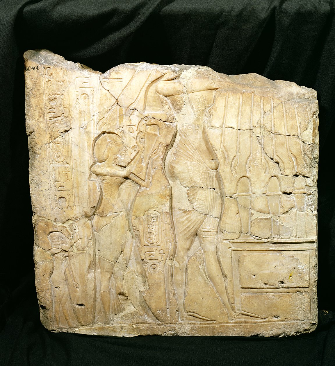 Relieffragment, der forestiller Akhenaten efterfulgt af Nefertiti og Meritaten foran et offerbord, New Kingdom (alabaster) af Egyptian 18th Dynasty
