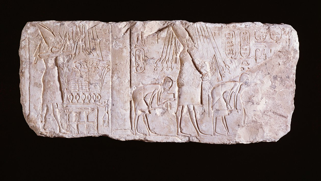 Relief af den kætterske kong Akhenaton, der viser kongen stående, armene løftet, foran et offerbord og gående i procession, der fejrer den kongelige heb sed-festival, New Kingdom, 1353-37 f.Kr. af Egyptian 18th Dynasty