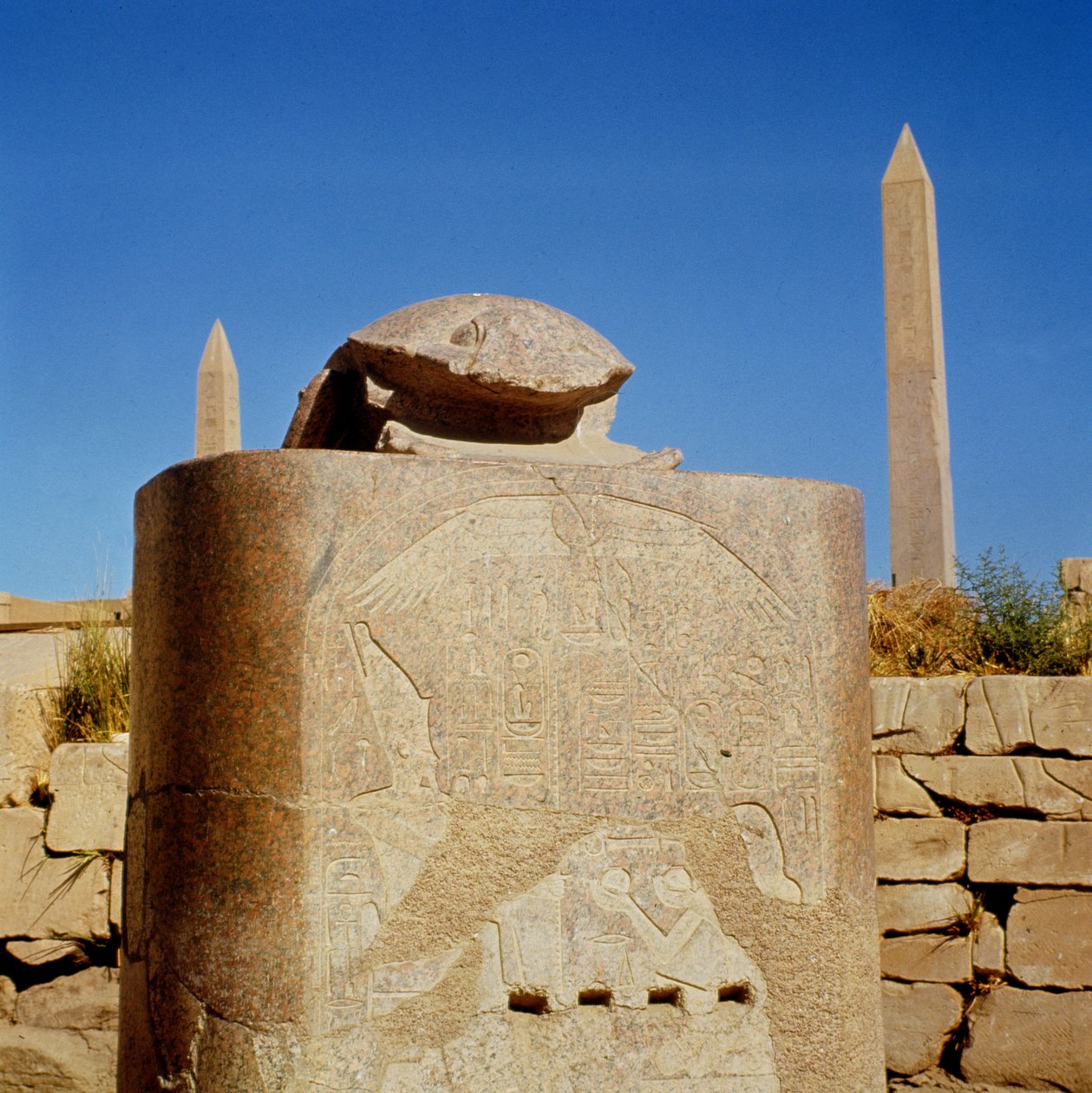 Hellig skarabæ-statue i Amon-templet, opført af Amenhotep III og dedikeret til solguden Atum-Kheperre, Det Nye Rige af Egyptian 18th Dynasty