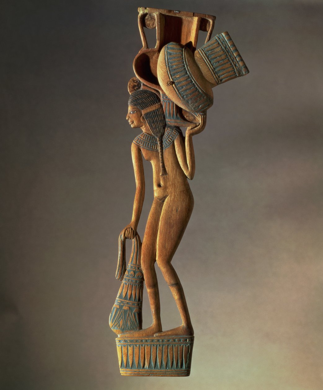 Ske med fladtrykt håndtag i form af en ung pige, der bærer et kar, som danner skålen med låg, New Kingdom (træ) af Egyptian 18th Dynasty