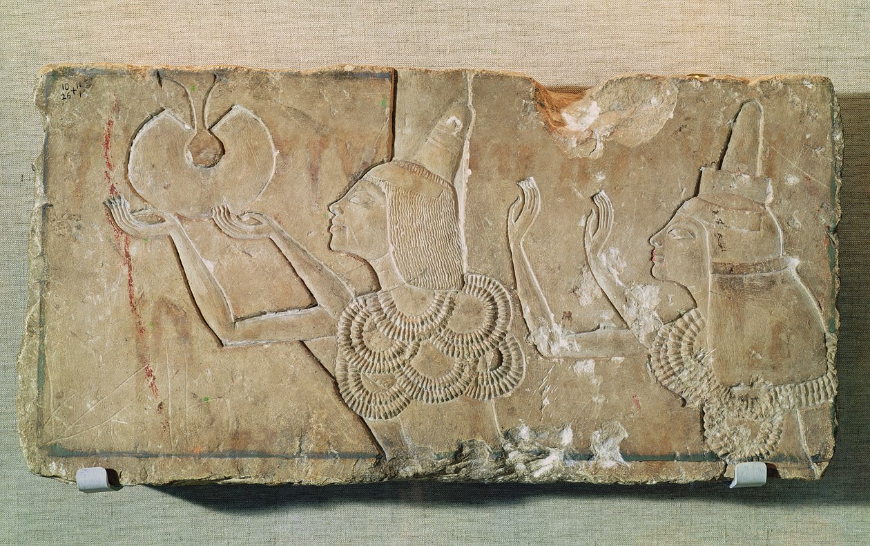 Stele, der forestiller Ay (1352-48 f.Kr.) og hans kone Teye, der modtager godtgørelsens guld, som et tegn på Akhenatons agtelse, fra Ays gravkapel i Tell el-Amarna, New Kingdom (kalksten udskåret af Egyptian 18th Dynasty