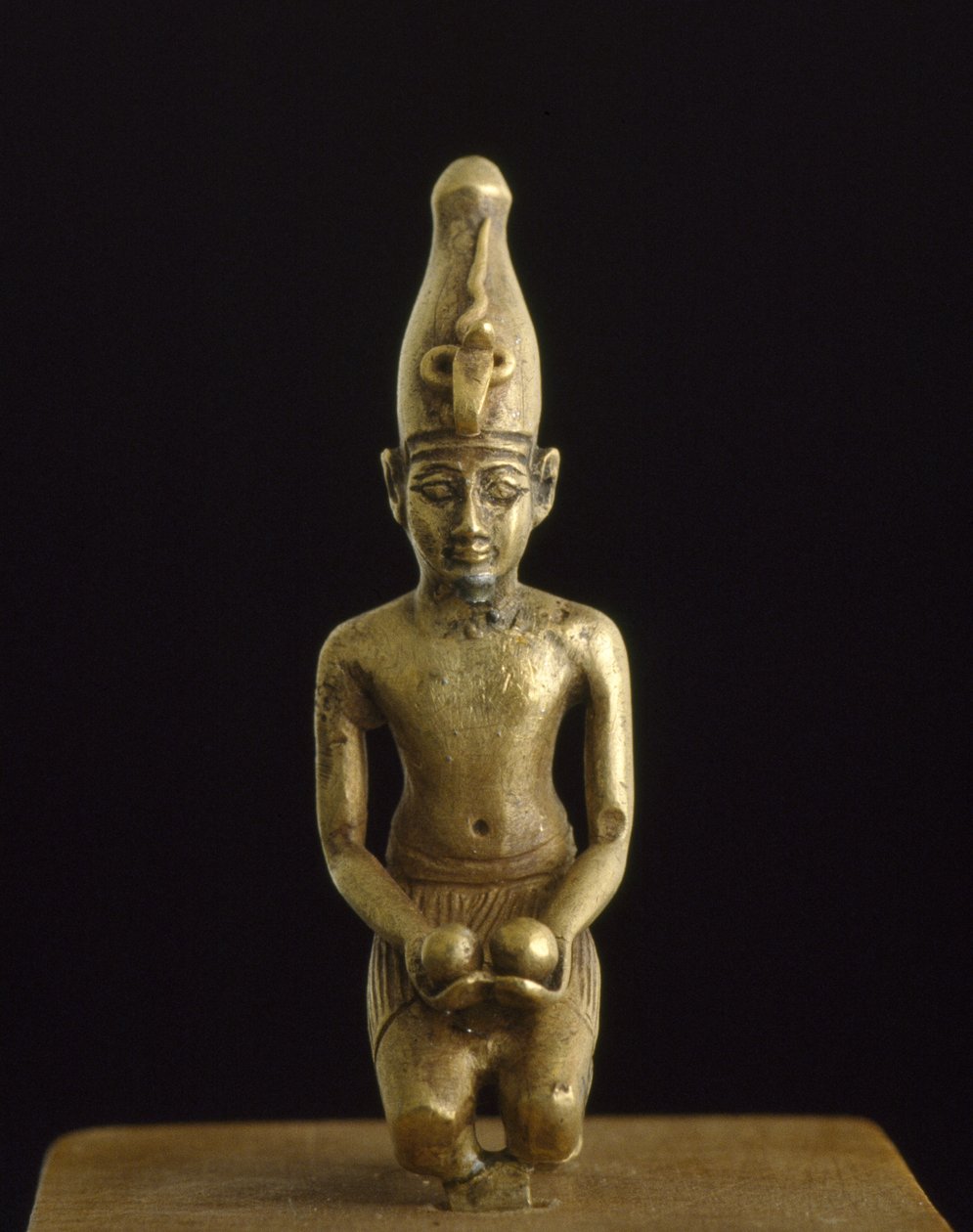 Statuette af konge i hvid krone, der tilbyder to vinskåle, solidt støbt elektrum af Egyptian 19th Dynasty