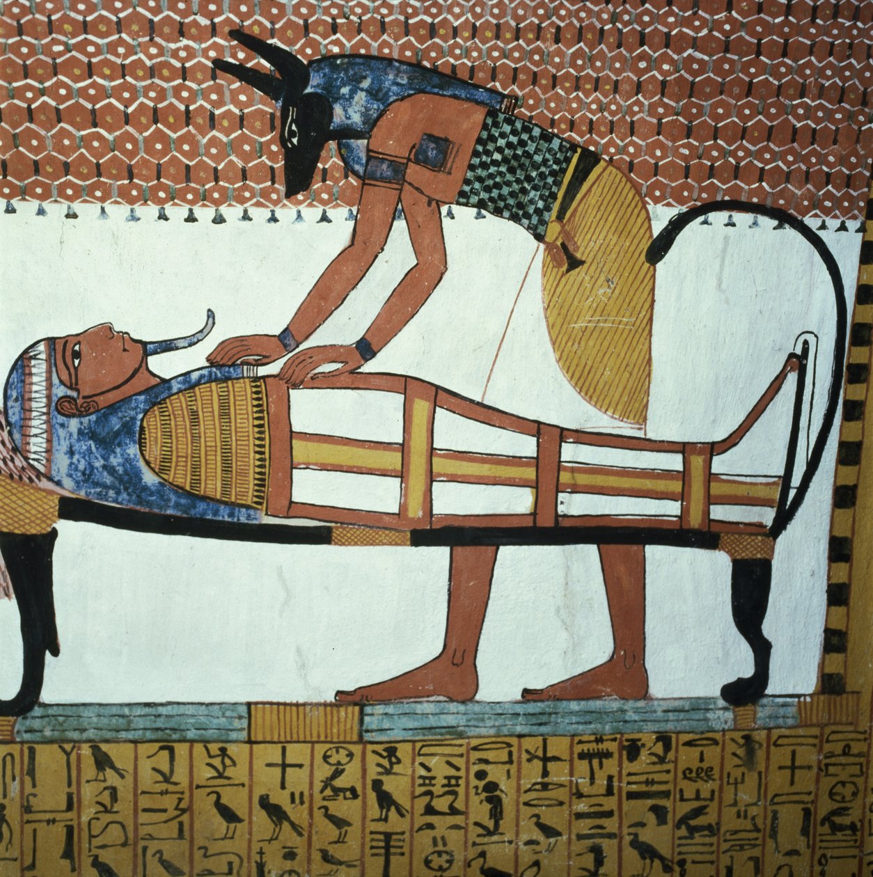 Anubis og en mumie, fra Sennedjems grav, The Workers Village, New Kingdom (vægmaleri) (se også 141757) af Egyptian 19th Dynasty