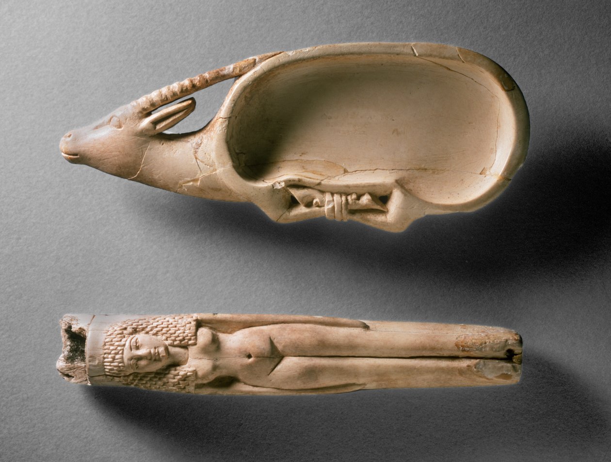 Kohl-rør i form af en nøgen hun- og kosmetisk skål i form af en stenbuk med bundne ben, fra Tomb 562, Qau af Egyptian 19th Dynasty
