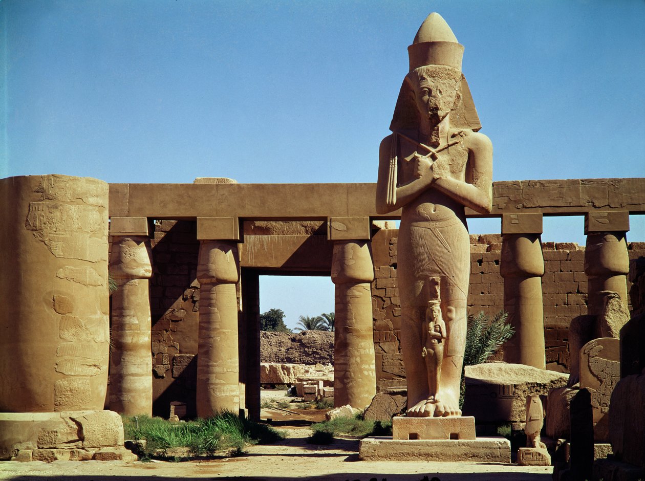 The Colossus of Ramesses II: stående statue af kongen med sin datter Benta anta foran hans ben, fra Amuns Store Tempel, New Kingdom, ca. 1320-1200 f.Kr. af Egyptian 19th Dynasty