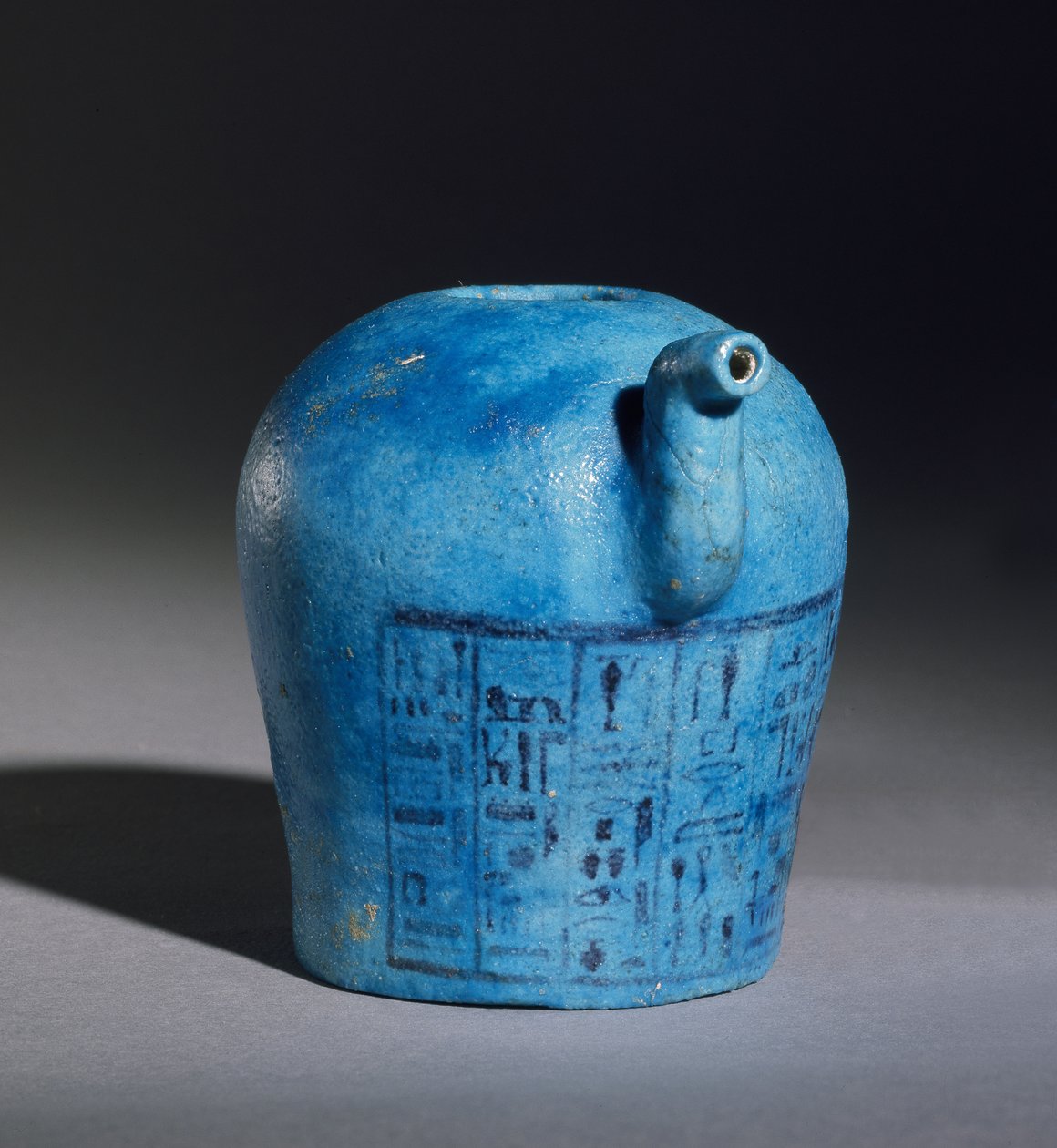Libationskrus med indskrift for Amons præst, Amenemope og Shawabti fra grav 148, Theben, Det Nye Rige, ca. 1193-1080 f.Kr. glaseret fajance detaljer af 110408 af Egyptian 20th Dynasty