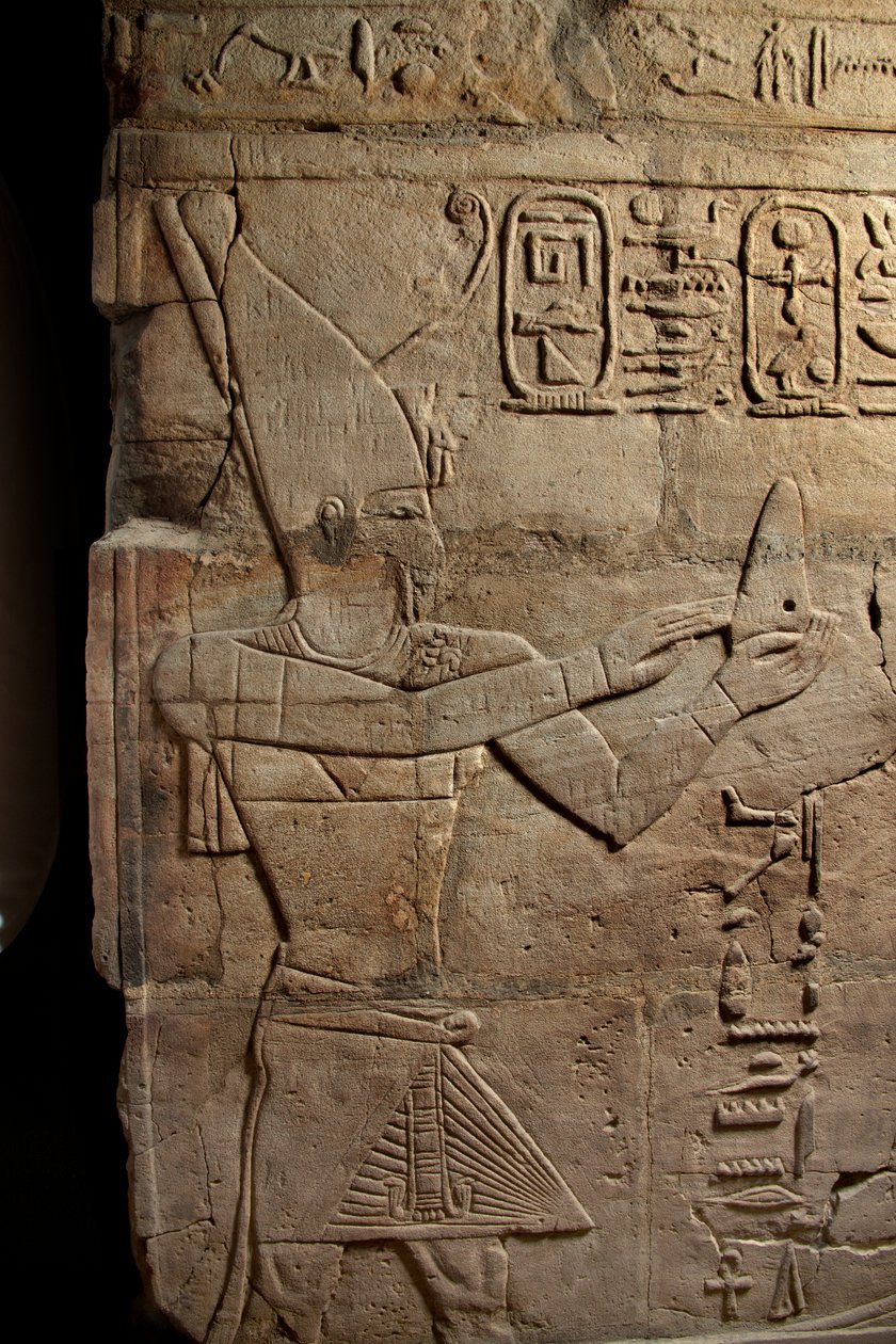 Relief på en helligdom opført af farao Taharqa i gården til Amuntemplet, som han byggede i Kawa i Nubien, 25. dynasti, sen periode, 690-64 f.Kr., sandstensdetalje af 107896 af Egyptian 25th Dynasty